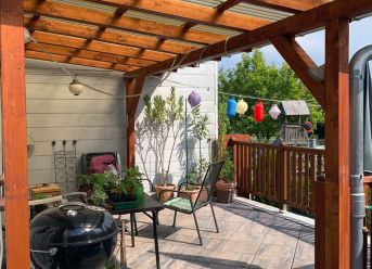 Pergola, Terrasse komplett mit Pergola aufgebaut